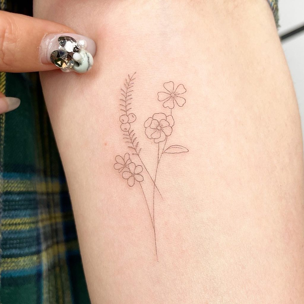Tatuaje floral fino