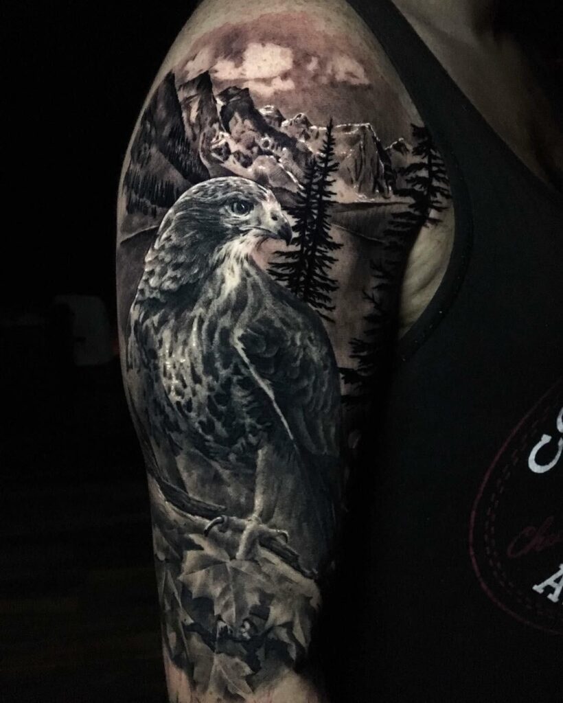 Tatuaje de halcón 144