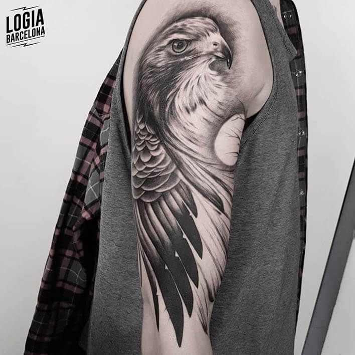 Tatuaje de halcón 195