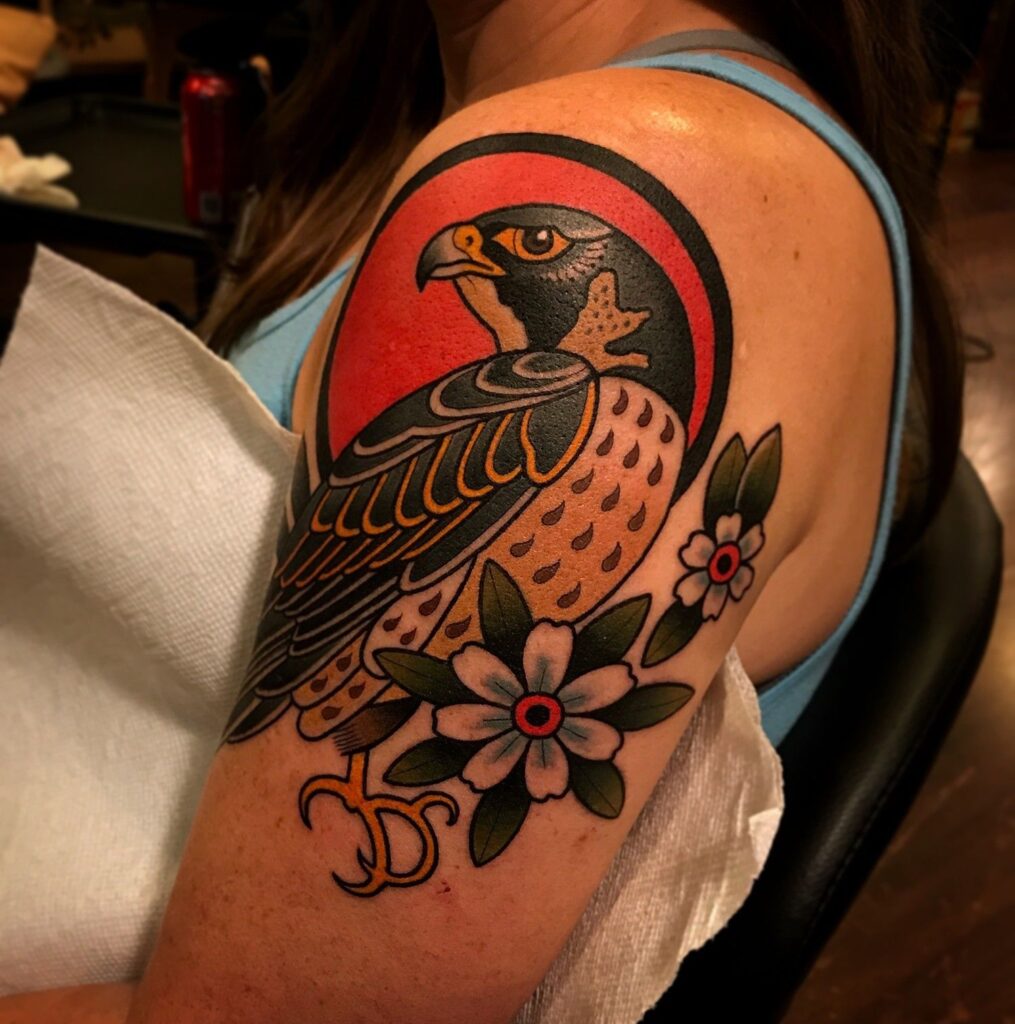 Tatuaje de halcón 86