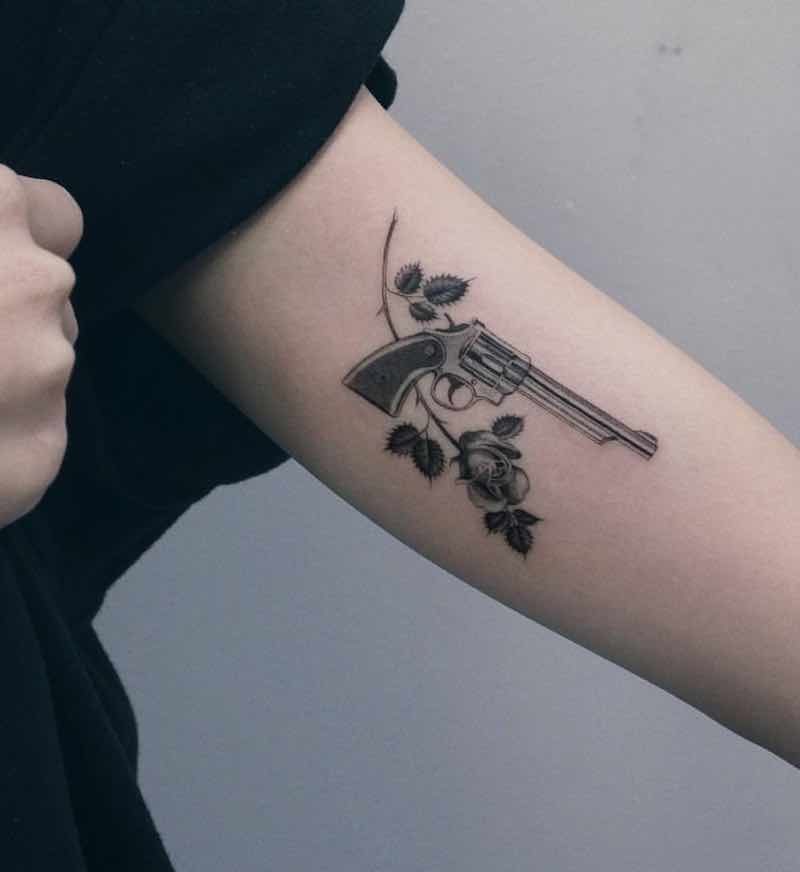 Tatuaje de pistola 100