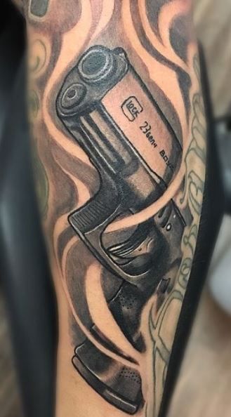 Tatuaje de pistola 116