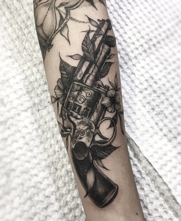 Tatuaje de pistola 120