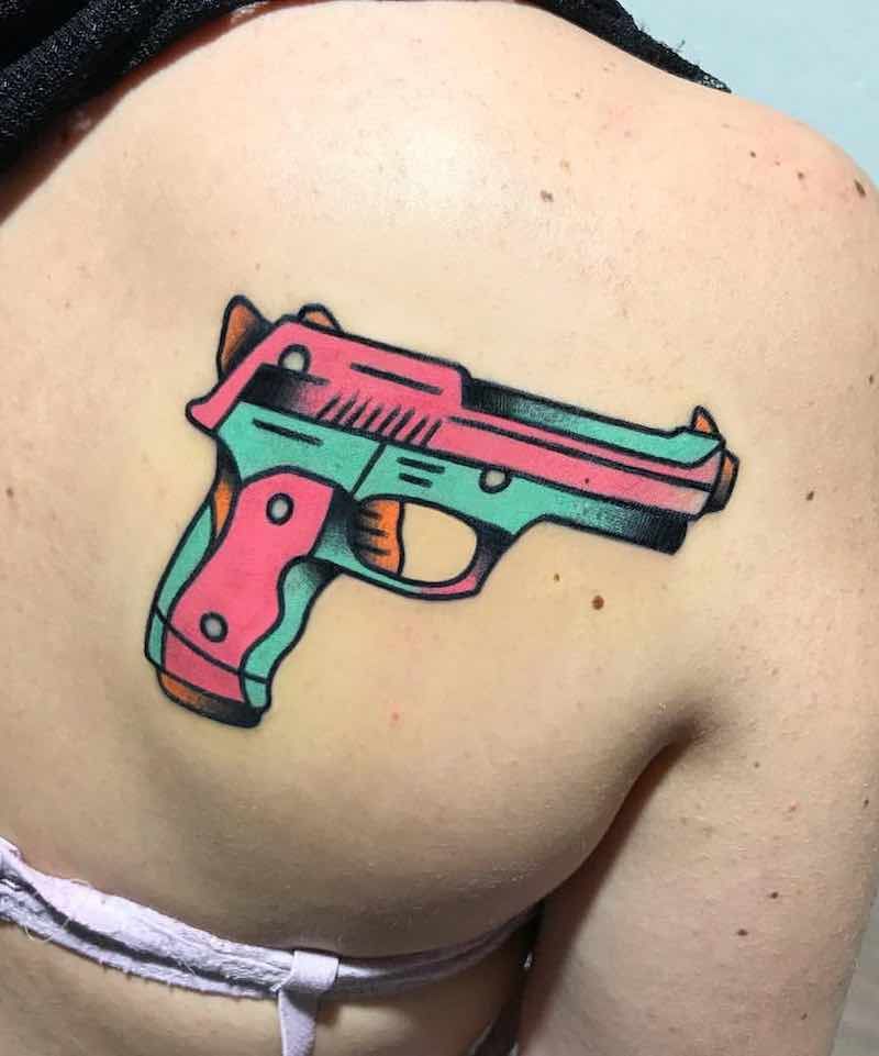 Tatuaje de pistola 129