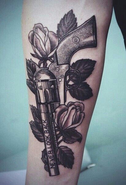 Tatuaje de pistola 132