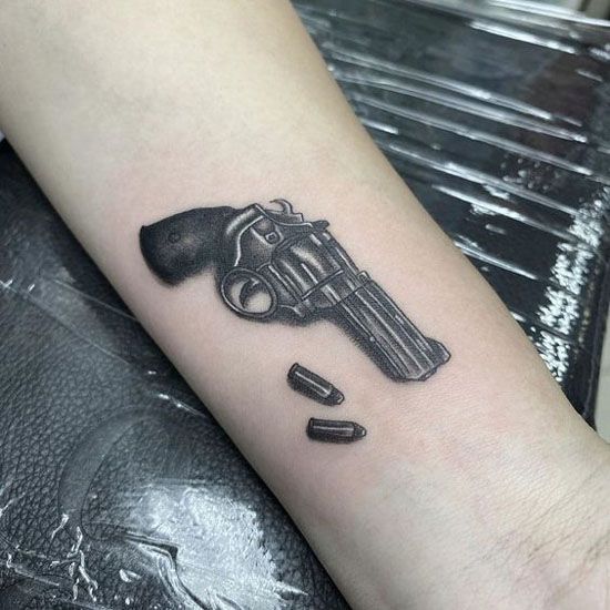 Tatuaje de pistola 146