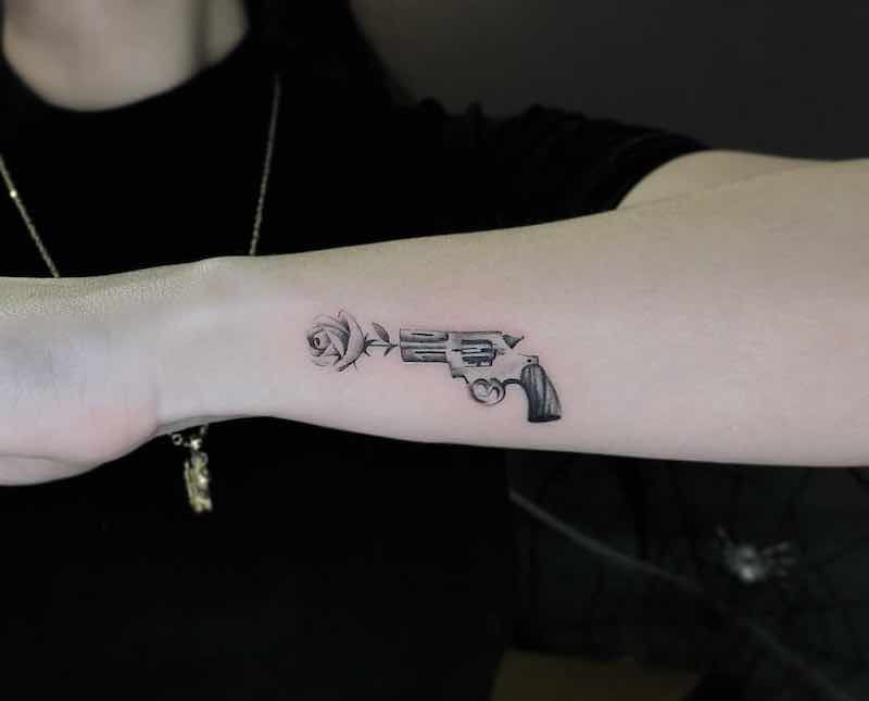 tatuaje de pistola 161
