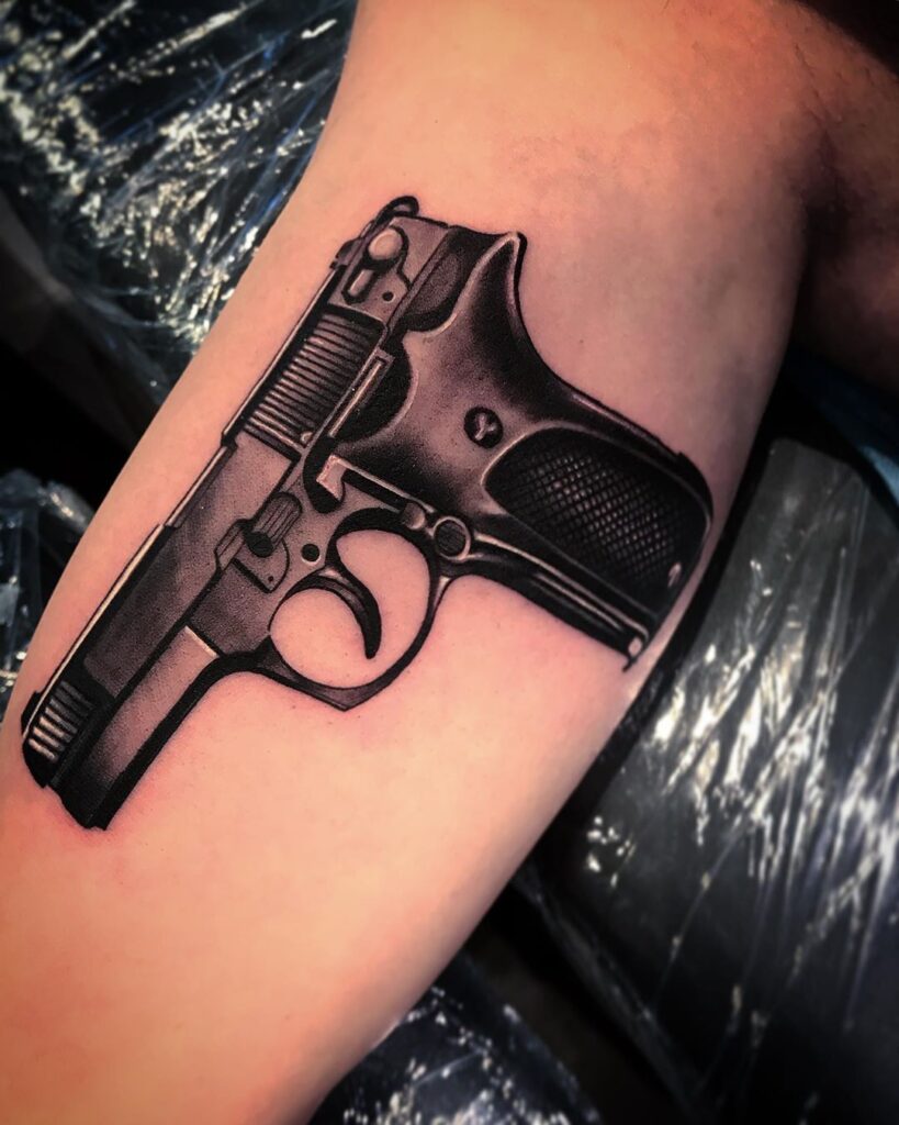 Tatuaje de pistola 188