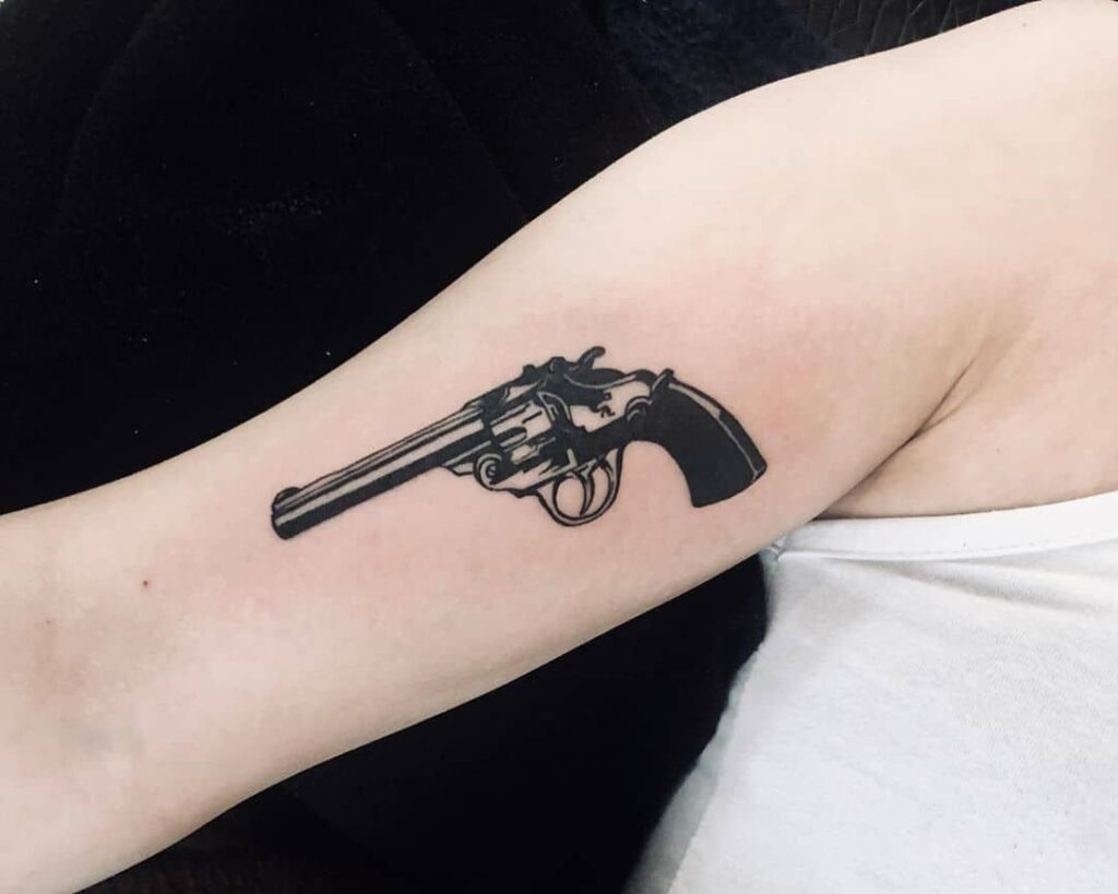 Tatuaje de pistola 189