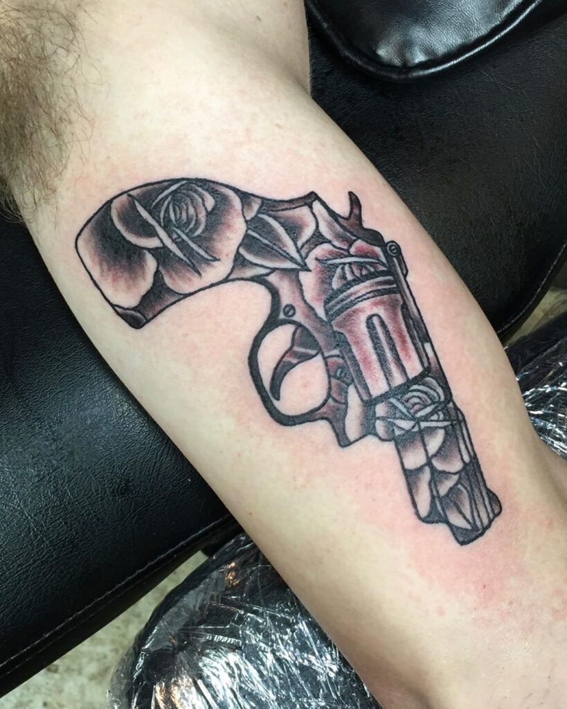 tatuaje de pistola 47