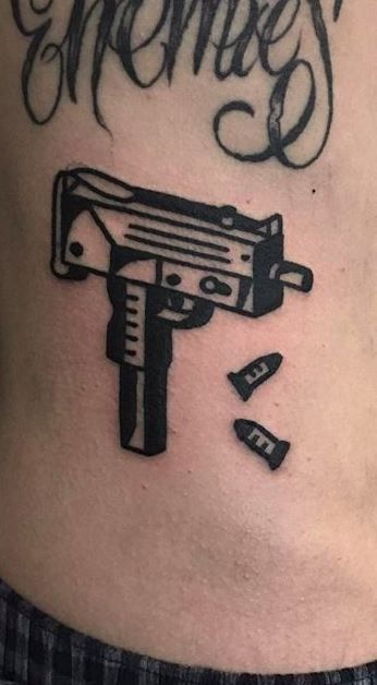 Tatuaje de pistola 53
