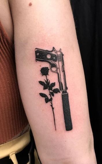tatuaje de pistola 66