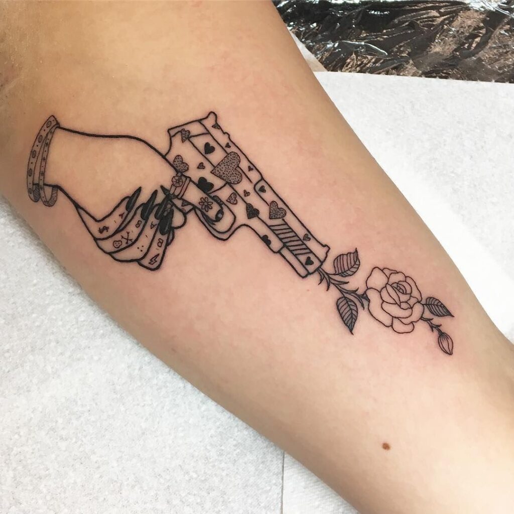 tatuaje de pistola 69