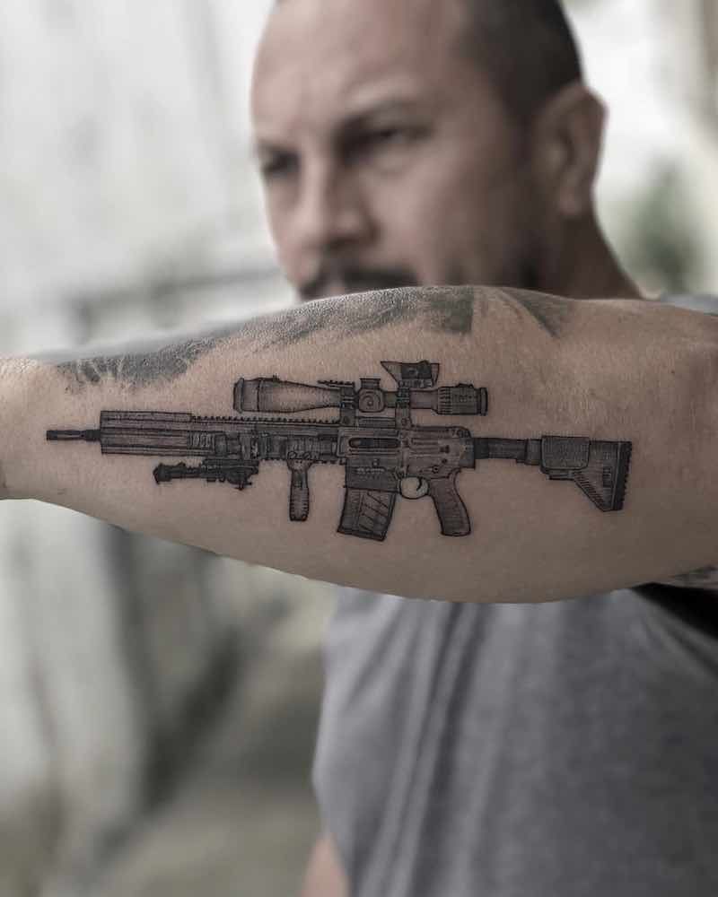 tatuaje de pistola 79