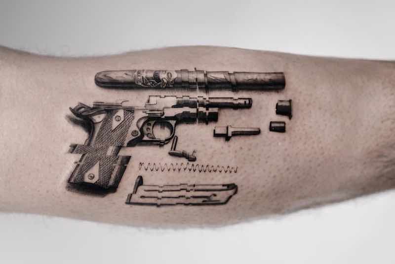 tatuaje de pistola 8