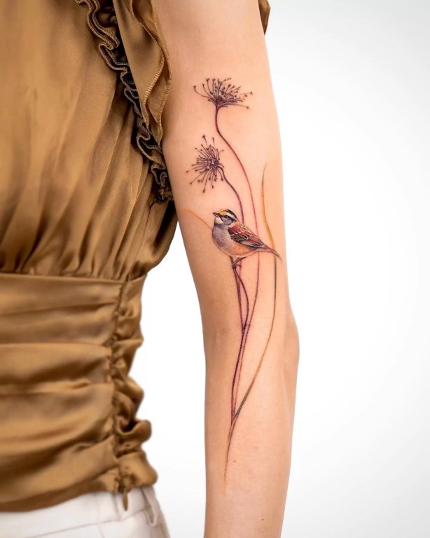 gorrión con tatuajes de flores